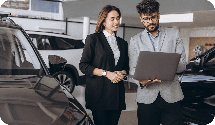 Equipo de Crédito Rápido atendiendo a clientes